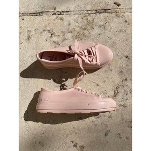 Big Kids’ 2 Mel Dreamed By Melissa Mel Be PVC Lace Up Round Toe Low Top Sneaker